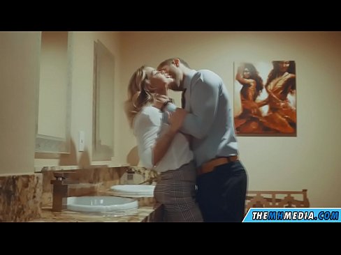 ❤️ Ko'krakli sarg'ish sizni jamoat hojatxonasida yo'ldan ozdirganda Super pornoda bizda ❌❤